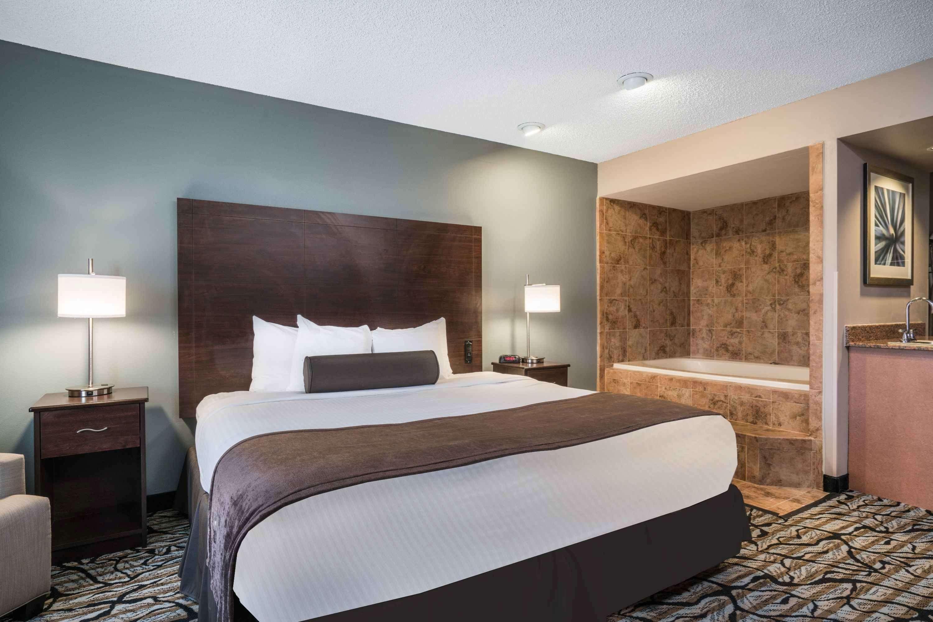 Days Inn & Suites By Wyndham Уосо Екстериор снимка