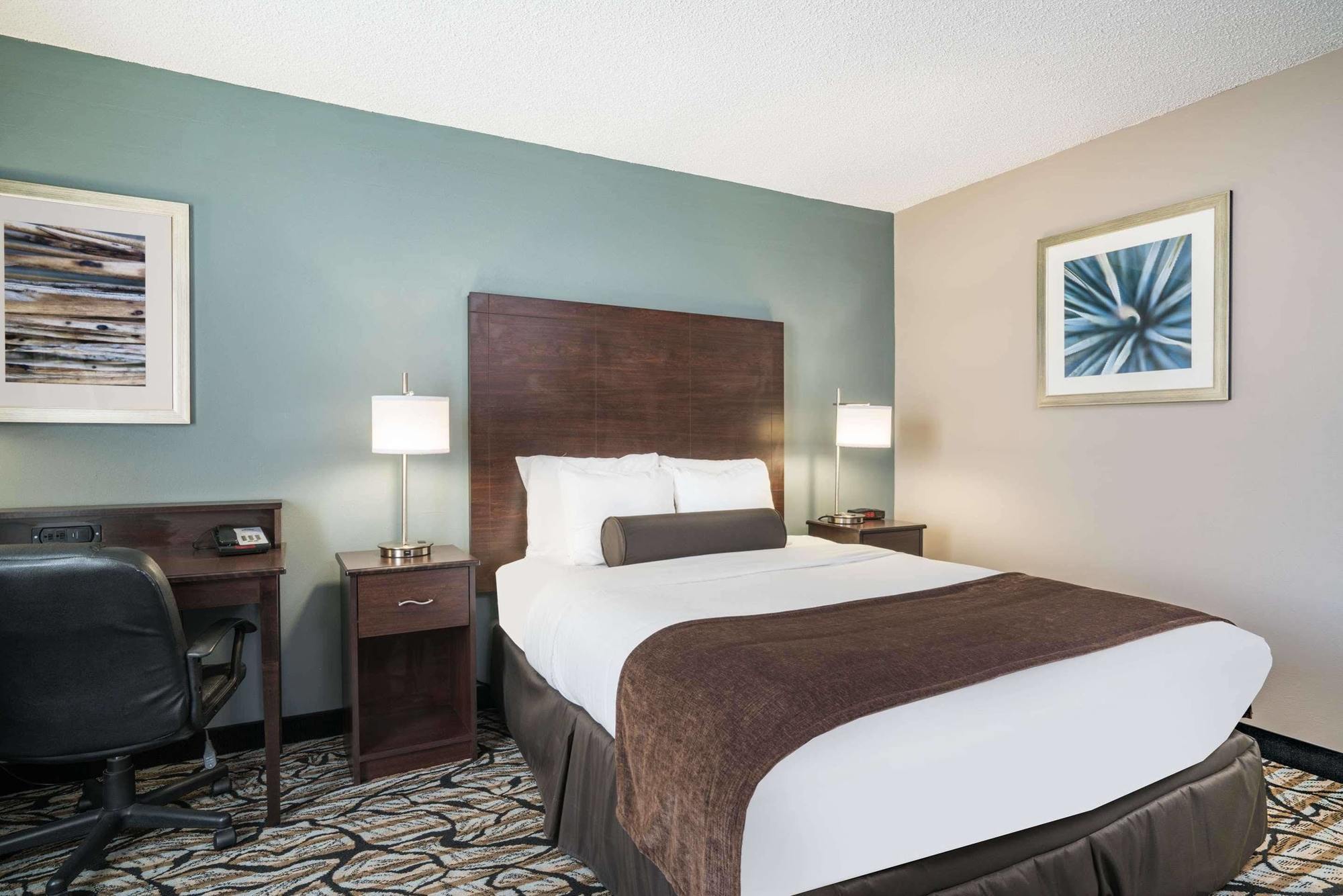 Days Inn & Suites By Wyndham Уосо Екстериор снимка